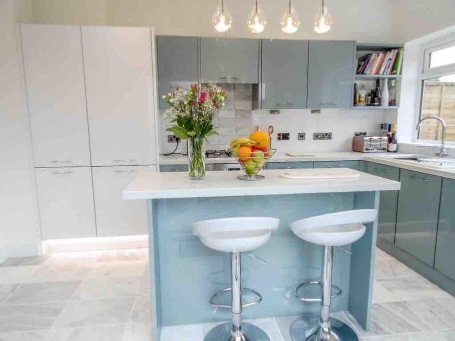 Spacious 4 Bed Rooms, Parking, Garden And Near Parks, Beaches And University Bournemouth Exterior foto