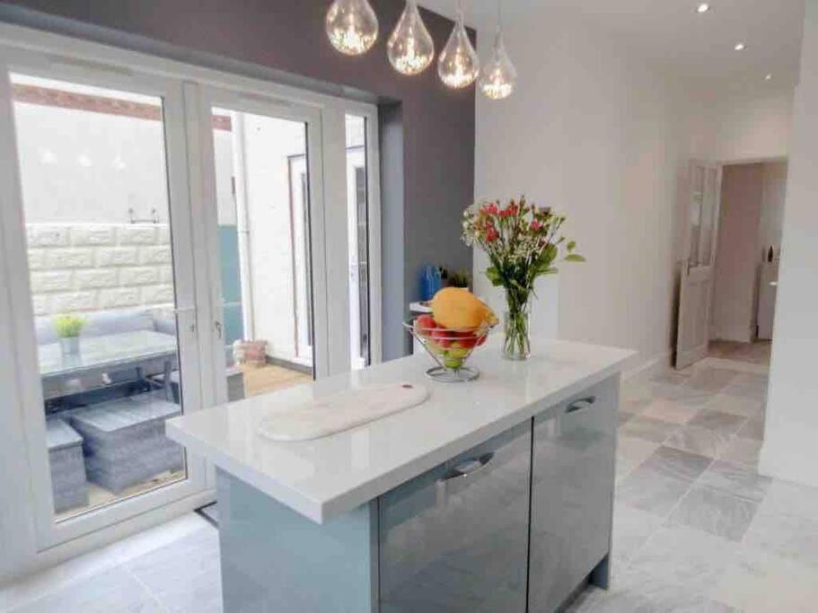 Spacious 4 Bed Rooms, Parking, Garden And Near Parks, Beaches And University Bournemouth Exterior foto