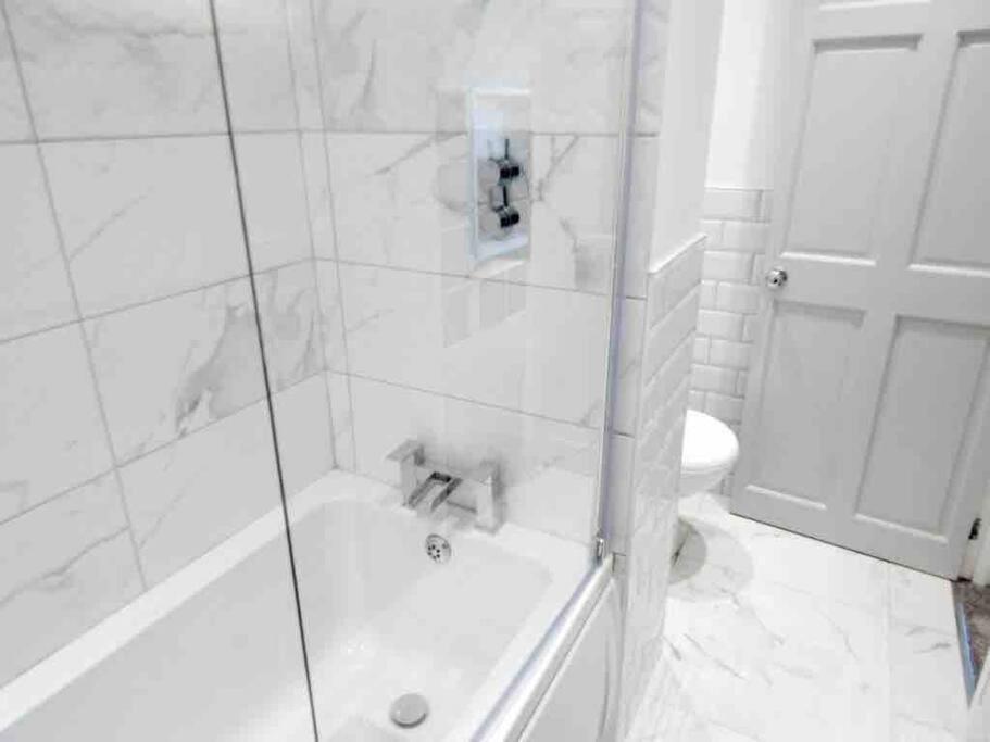 Spacious 4 Bed Rooms, Parking, Garden And Near Parks, Beaches And University Bournemouth Exterior foto
